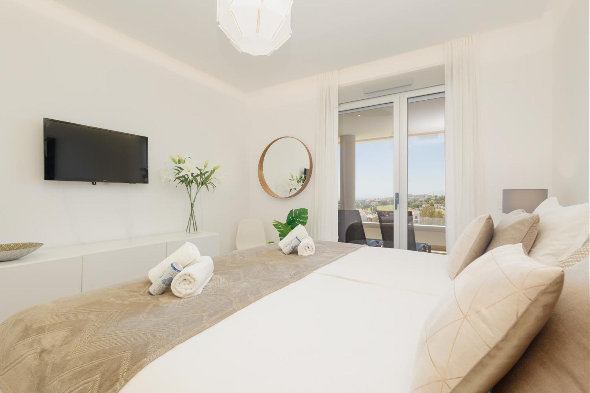Modern Apartment, With Large Private Terrace And Panoramic Sea Views, In Benahavís Zewnętrze zdjęcie